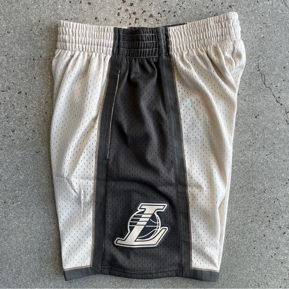 Los Angeles Lakers Mitchell & Ness NBA Astro Men’s Swingman Shorts NWT - Picture 3 of 5